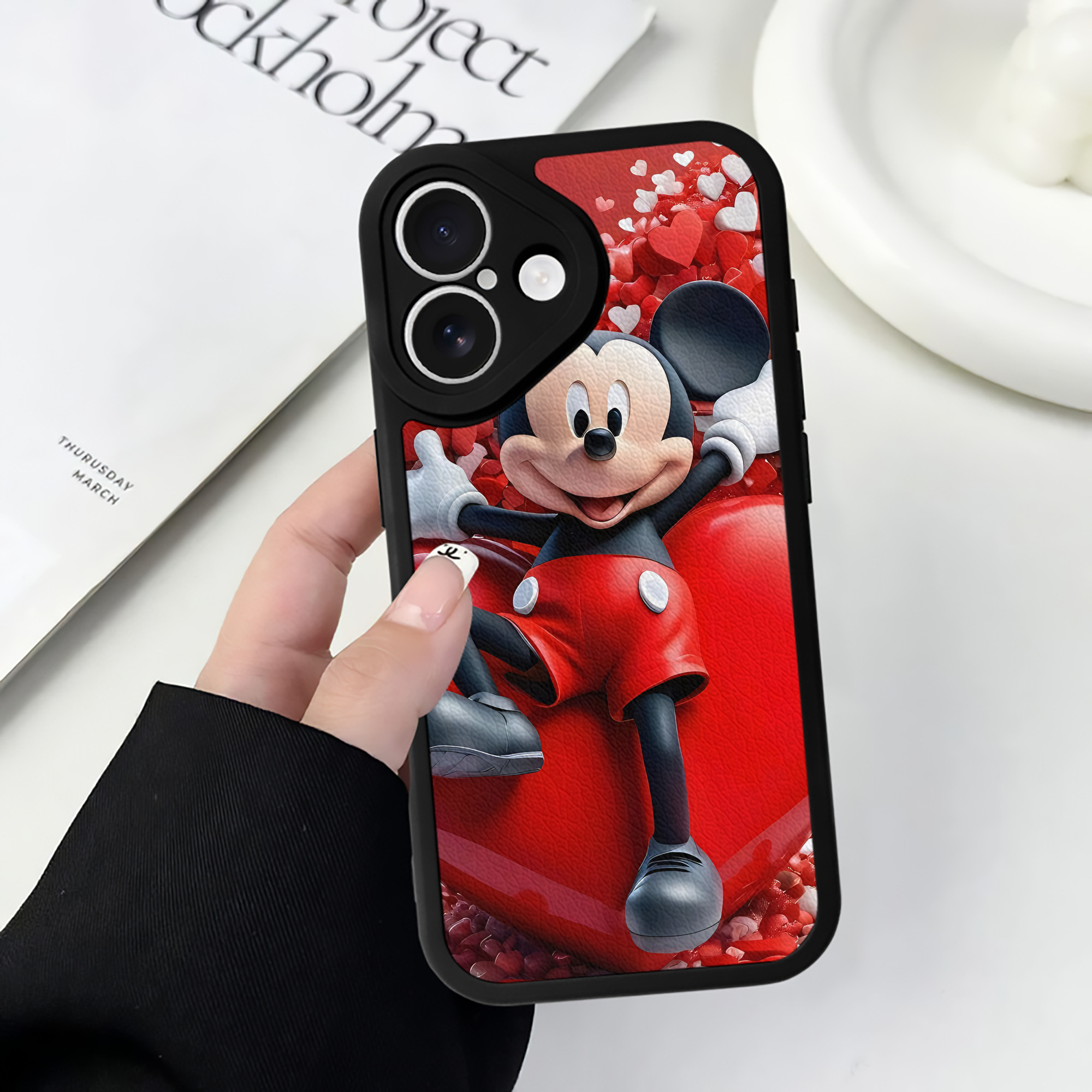 （画像用） ミッキーマウス Mickey Mouse 【iPhone 16シリーズ対応】シリコンスマホケース（レザー調） 材質：シリコン